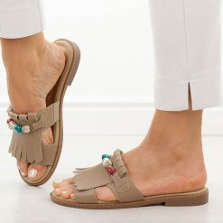 Beżowe płaskie klapki damskie M.Daszyński 2060-26. Brązowe klapki damskie M.Daszyński, bez wzorów, z jeansu, bez obcasa, na płaskiej podeszwie. Za 169.00 zł.