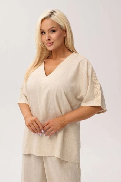 Przewiewna bluzka Santorini Beige z domieszką lnu OVERSIZE PLUS SIZE XXL WIOSNA LATO. Brązowe bluzki damskie Moda Size Plus Iwanek, l, bez wzorów, z jeansu, biznesowe, bez kołnierzyka, plus size, bez ramiączek. Za 239.90 zł.