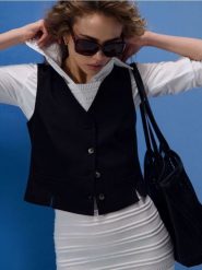 Kamizelka z domieszką wiskozy i lnu - czarny. Czarne kamizelki damskie Sinsay, l, z wiskozy. Za 49.99 zł.