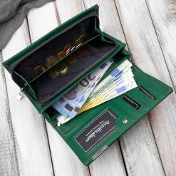 Portfel damski skórzany lakierowany zielony z tłoczeniem croco SP-16-CGRN. Zielone portfele damskie bez wzorów, z lakierowanej skóry. Za 60.27 zł.