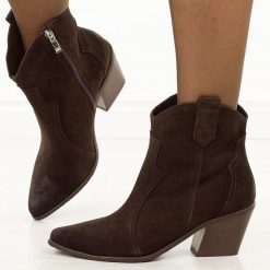 Czekoladowe jesienne Polskie kowbojki damskie Deoni D411. Brązowe botki damskie Deoni, na jesień, z jeansu, boho, bez obcasa, na obcasie, bez zapięcia. Za 599.00 zł.