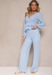 Niebieski Komplet z Tłoczeniami Bluzka z Falbaną i Szerokie Spodnie Kilinne. Niebieskie spodnie materiałowe damskie Renee, bez wzorów, z materiału, eleganckie. Za 139.99 zł.