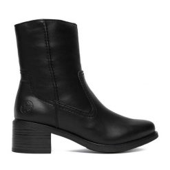 Botki Rieker. Czarne botki damskie Rieker, bez obcasa, na słupku, bez zapięcia. Za 379.99 zł.