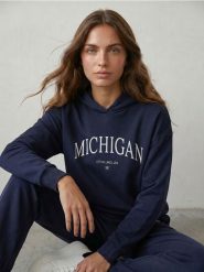 Bluza hoodie z napisem Michigan - granatowy. Niebieskie bluzy bez kaptura damskie Sinsay, l. Za 39.99 zł.