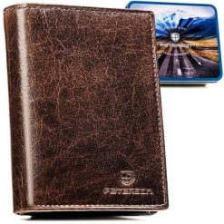 Elegancki, skórzany portfel męski w brązowym kolorze bez zapięcia zewnętrznego - Peterson. Brązowe portfele męskie Peterson, bez wzorów, ze skóry. Za 89.99 zł.