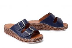 MANITU 900183-05 blau, klapki damskie. Niebieskie klapki damskie Manitu, bez wzorów, ze skóry, bez obcasa. Za 229.42 zł.