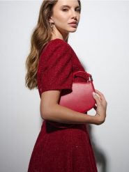 Torebka hobo z imitacji skóry - czerwony. Czerwone torebki klasyczne damskie Sinsay, bez wzorów, ze skóry, bez dodatków. Za 39.99 zł.