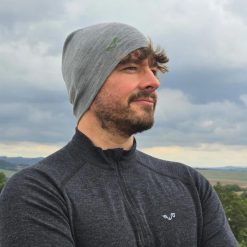 Czapka Unisex (100% wełny Merino). Szare czapki męskie WOOLONA, bez wzorów, z wełny, sportowe. W wyprzedaży za 99.00 zł.