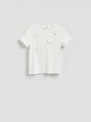 T-shirt z kwiatową aplikacją - złamana biel. T-shirty damskie Reserved, l, z aplikacjami, z bawełny, bez kołnierzyka. Za 79.99 zł.