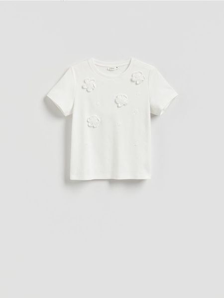 T-shirt z kwiatową aplikacją - złamana biel. T-shirty damskie Reserved, l, z aplikacjami, z bawełny, bez kołnierzyka. Za 79.99 zł.