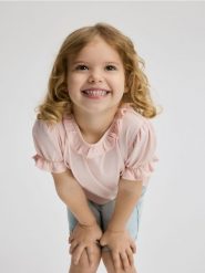 Bawełniany t-shirt z falbanką - pastelowy róż. Czerwone koszulki dziewczęce Reserved, m, bez wzorów, z bawełny, bez ramiączek. Za 29.99 zł.