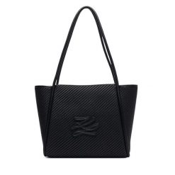 Torebka KARL LAGERFELD. Czarne torebki klasyczne damskie Karl Lagerfeld, bez wzorów, bez dodatków. Za 1,299.00 zł.