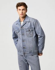 MESKA KURTKA JEANSOWA WRANGLER ANTI FIT JACKET LIGHT ICE 112371446. Kurtki męskie Wrangler, xl, bez wzorów, z jeansu, bez kaptura. Za 299.99 zł.