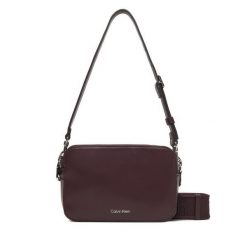 Torebka Calvin Klein. Czerwone torebki klasyczne damskie CALVIN KLEIN, bez wzorów, bez dodatków. Za 339.99 zł.