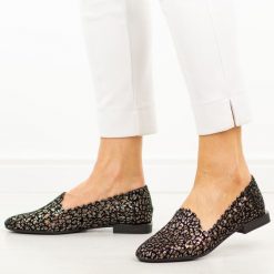 Czarne skórzane ażurowe półbuty damskie Filippo Dp7710/26. Czarne półbuty damskie Filippo, w ażurowe wzory, z jeansu, biznesowe, z okrągłym noskiem, bez obcasa, na płaskiej podeszwie. Za 219.00 zł.