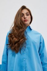 Koszula oversize błękitna. Niebieskie koszule damskie MOODO, xxl, bez wzorów, z bawełny, bez kołnierzyka, bez ramiączek. W wyprzedaży za 25.99 zł.