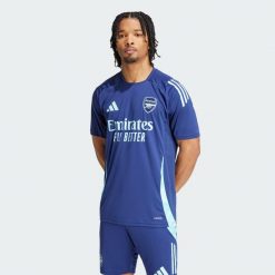 Koszulka Arsenal Tiro 24 Training. Niebieskie t-shirty sportowe męskie Adidas, l, z materiału, bez ramiączek, do piłki nożnej. Za 233.75 zł.