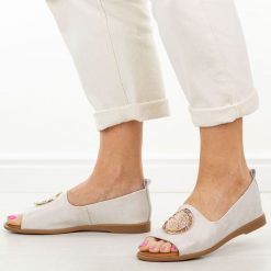 Białe skórzane płaskie sandały damskie Cambell 19389. Białe sandały damskie Cambell, z aplikacjami, z jeansu, bez obcasa, na płaskiej podeszwie. Za 219.00 zł.