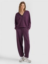 4F Spodnie dresowe z szerokimi nogawkami z modalem damskie - fioletowe S. Fioletowe spodnie dresowe damskie 4f, s, bez wzorów, z dresówki. W wyprzedaży za 159.99 zł.