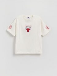 T-shirt Chicago Bulls NBA - złamana biel. Koszulki dziewczęce Reserved, bez wzorów, z bawełny, bez ramiączek. Za 59.99 zł.