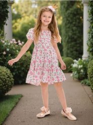 Sukienka lekko marszczona z bufiastymi rękawami - wielobarwny. Sukienki dziewczęce Sinsay, bez wzorów, bez ramiączek. Za 39.99 zł.