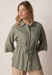 Zielona Koszula z Bawełną i Lnem Ozdobiona Wycięciami i Ściągana w Pasie Harwinds. Zielone koszule damskie Born2be, m, z aplikacjami, z bawełny, biznesowe, bez kołnierzyka, bez ramiączek. Za 139.99 zł.