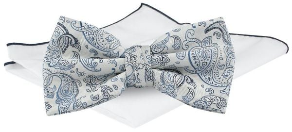 Męska Mucha w Komplecie z Poszetką - Chattier - Kość Słoniowa, Niebieskie Paisley. Niebieskie krawaty i muchy męskie Chattier, bez wzorów, eleganckie. Za 65.00 zł.