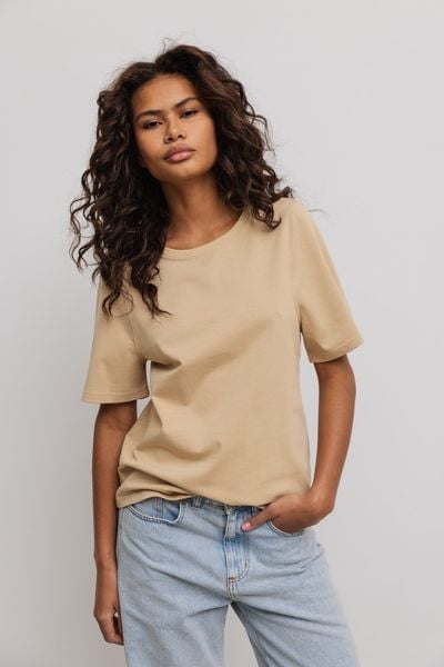 Damski T-Shirt w kolorze BEIGE - CAMAS. Brązowe t-shirty damskie Marsala, m, bez wzorów, z bawełny, bez kołnierzyka. Za 159.90 zł.