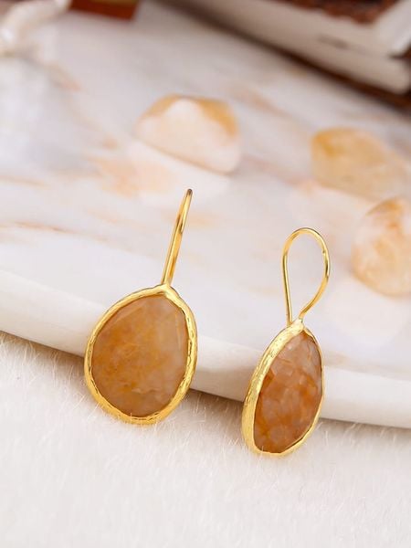 Pierres delicates Pozłacane kolczyki z kamieniem słonecznym rozmiar: onesize. Brązowe kolczyki damskie Pierres delicates, pozłacane, z zapięciem typu bigiel. Za 39.99 zł.