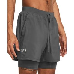 Under Armour UA LAUNCH 5 2-IN-1 SHORTS Szorty męskie. Szare szorty męskie Under Armour, z materiału, bez kołnierzyka. W wyprzedaży za 153.99 zł.