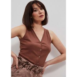 Prążkowany top czekoladowy. Brązowe topy damskie MOODO, xs, bez wzorów, z elastanu, bez kołnierzyka. W wyprzedaży za 11.99 zł.