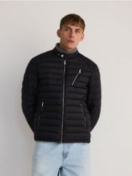 Pikowana kurtka ze stójką - czarny. Czarne kurtki męskie Reserved, l, bez wzorów, z tkaniny, bez kaptura. W wyprzedaży za 79.99 zł.