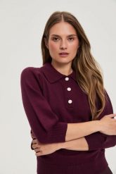 Sweter z kołnierzykiem burgundowy. Czerwone swetry klasyczne damskie MOODO, m, z poliamidu, bez kołnierzyka. Za 109.99 zł.