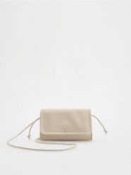 Torebka crossbody - beżowy. Brązowe torebki klasyczne damskie Reserved, bez wzorów, ze skóry, bez dodatków. W wyprzedaży za 49.99 zł.