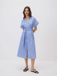Koszulowa sukienka z paskiem - niebieski. Niebieskie sukienki damskie Reserved, l, bez wzorów, z bawełny, bez kołnierzyka, bez ramiączek, midi, koszulowe. Za 159.99 zł.