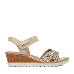 Sandały Remonte. Żółte sandały damskie Remonte, bez wzorów, bez obcasa, na koturnie. Za 359.99 zł.