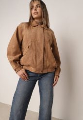 Ciemnobeżowa Kurtka Przejściowa z Imitacji Zamszu w Stylu Retro z Gumką na Dole i Kołnierzem Eurika. Brązowe kurtki damskie Born2be, l, bez wzorów, z jeansu, bez kaptura. Za 229.99 zł.