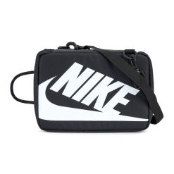 Torba treningowa pudełkowa Nike Small. Czarne torebki klasyczne damskie Nike, bez wzorów, bez dodatków. Za 159.99 zł.