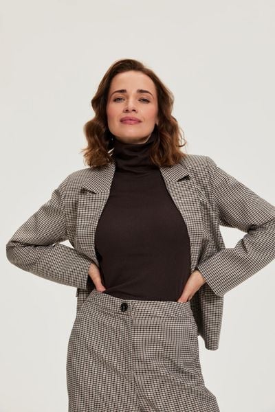Jednorzędowa marynarka beżowa. Brązowe marynarki i żakiety damskie MOODO, l, bez wzorów, z elastanu. Za 199.99 zł.