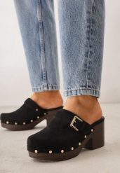 Czarne Klapki Chodaki na Słupku z Cholewką z Nitami i Paskiem z Klamerką Jinnor. Czarne klapki damskie Renee, w ażurowe wzory, bez obcasa, na obcasie. Za 109.99 zł.