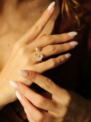 Pierres delicates Pozłacany pierścionek z perłą i kamieniami szlachetnymi rozmiar: onesize. Różowe pierścionki damskie Pierres delicates, z cyrkonią, pozłacane. Za 43.99 zł.