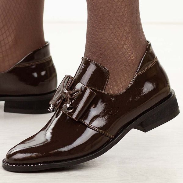 Brązowe lakierowane skórzane Polskie półbuty damskie Deoni D055. Brązowe półbuty damskie Deoni, bez wzorów, z jeansu, biznesowe, bez obcasa, na płaskiej podeszwie. Za 469.00 zł.