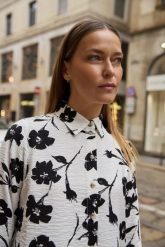 Wiskozowa koszula w kwiaty biała. Białe koszule damskie MOODO, bez wzorów, z wiskozy, bez kołnierzyka, bez ramiączek. Za 119.99 zł.