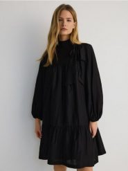 Sukienka mini z kokardą - czarny. Czarne sukienki damskie Reserved, l, bez wzorów, z tkaniny, bez kołnierzyka, bez ramiączek, mini. W wyprzedaży za 99.99 zł.