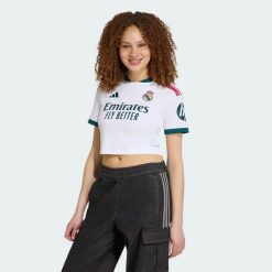 Skrócona koszulka podstawowa Real Madryt 26/27. Białe t-shirty damskie Adidas, l, bez wzorów, z dzianiny, bez kołnierzyka. Za 369.00 zł.