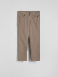 Bawełniane spodnie slim fit - brązowy. Brązowe spodnie materiałowe męskie Reserved, bez wzorów, z bawełny. W wyprzedaży za 89.99 zł.