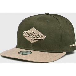 True Spin - Czapka. Zielone czapki męskie True Spin, bez wzorów, z bawełny. W wyprzedaży za 24.90 zł.