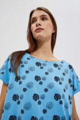 T-shirt z nadrukiem błękitny. Niebieskie t-shirty damskie MOODO, bez wzorów, z bawełny, bez kołnierzyka. W wyprzedaży za 29.99 zł.