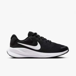 Trampki Nike Model Revolution 7 Kolor Czarny. Czarne obuwie do biegania damskie Nike, bez wzorów, z materiału. Za 279.99 zł.