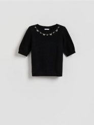 Sweter z ozdobną aplikacją - czarny. Czarne swetry klasyczne damskie Reserved, l, z dzianiny, bez kołnierzyka. Za 139.99 zł.